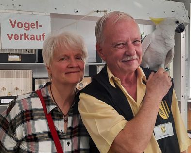 Annegret und Norbert Schramm mit Kakadu Dexter